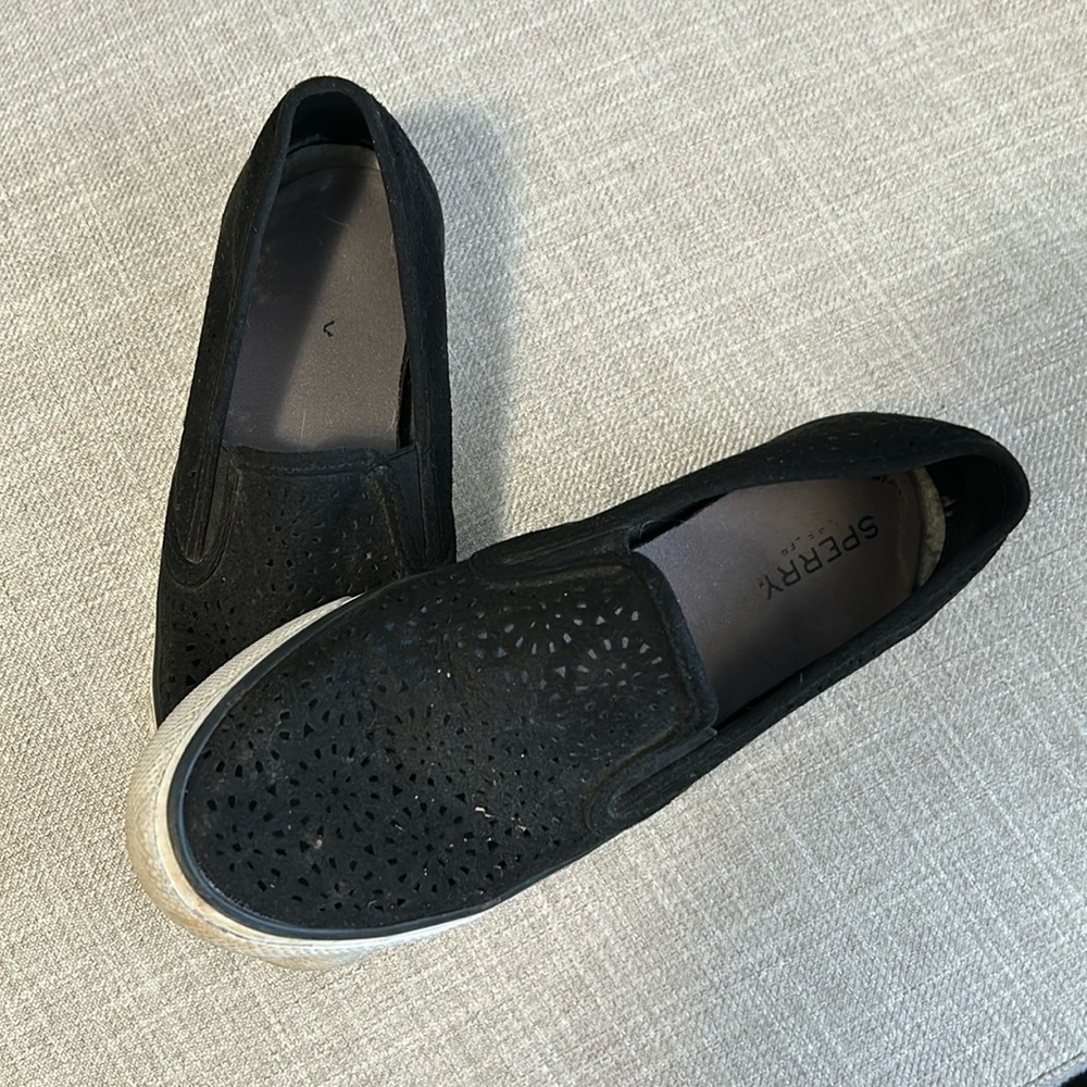 SPERRY Womens size 9 perforated sneakers